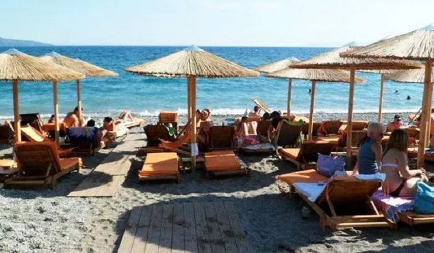 Παραλίες: Οι απαγορεύσεις για τις ξαπλώστρες και τα πρόστιμα για beach bars