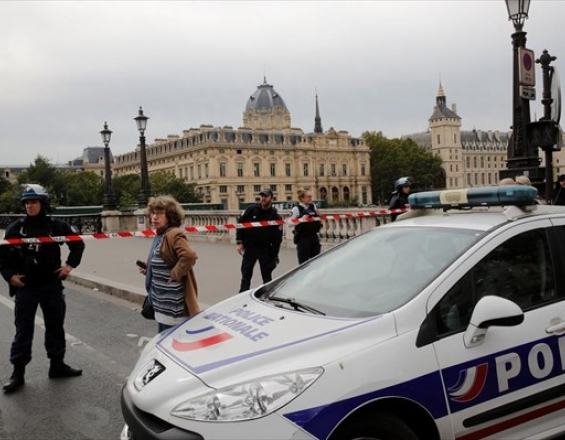 Άνδρας επιτέθηκε με μαχαίρι σε αστυνομικό τμήμα