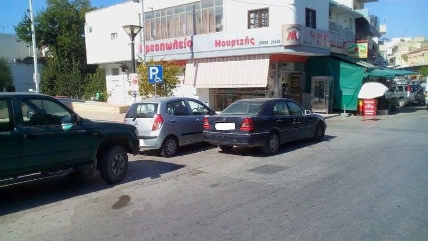 Διπλοπαρκάρισμα σε θέση ΑμεΑ έξω από το Δημαρχείο στις Μοίρες