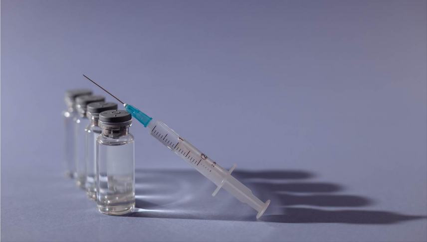 Moderna - Pfizer: Ποιο εμβόλιο είναι πιο αποτελεσματικό