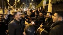 Κέρδισαν τις εντυπώσεις οι κρητικοί φοιτητές με την καντάδα τους