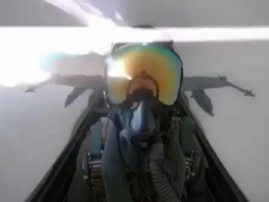 Τρόμος στον αέρα! Κεραυνός χτυπά μαχητικό – Συγκλονιστικό βίντεο από το κόκπιτ
