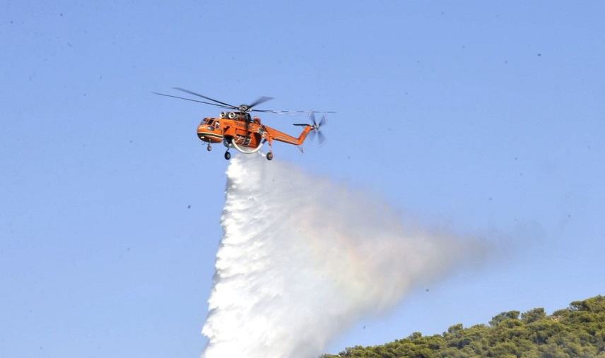 Το ελικόπτερο έσβησε πρωινή φωτιά στην περιοχή της Πόμπιας