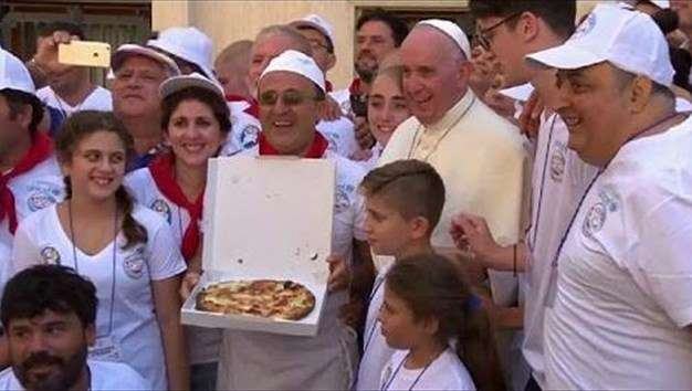 Πίτσα σε 1.500 αστέγους προσέφερε ο Πάπας Φραγκίσκος