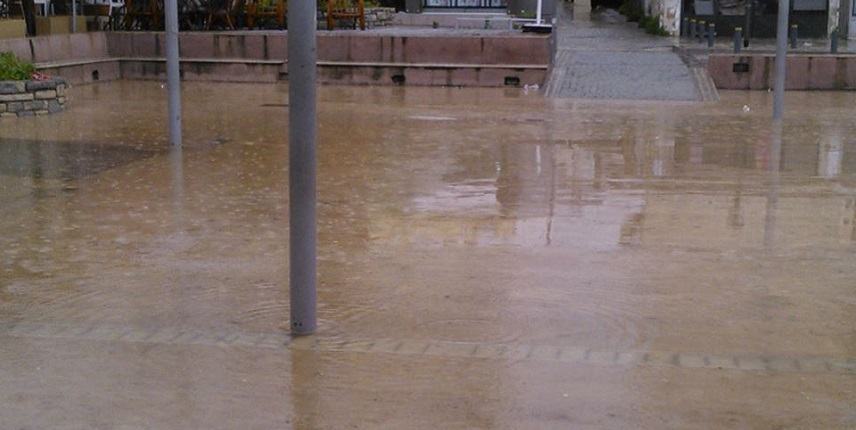 Η βροχή μετέτρεψε σε «Βενετία» την κεντρική πλατεία Τυμπακίου!