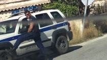 “Αναζητείται” διακαώς ο «καυτός» αστυνομικός που πόζαρε για την τουρίστρια