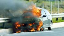 Μεσαρά: Αυτοκίνητο τυλίχθηκε στις φλόγες εν κινήσει, κινδύνεψε οικογένεια