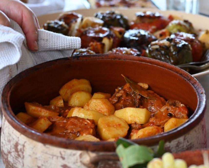 Ριφάκι γιαχνί με μελωμένες πατάτες
