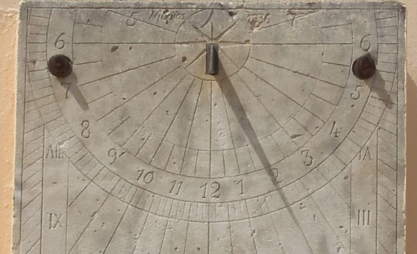 Ενα ηλιακό ρολόι στη Μεσαρά