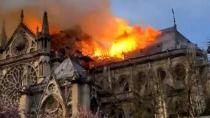Μεγάλη φωτιά στην Παναγία των Παρισίων-Κατέρρευσε η οροφή