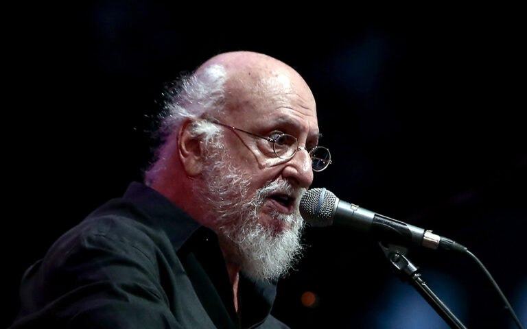 Με το «Ας κρατήσουν οι χοροί…» η Ελλάδα αποχαιρέτησε τον Διονύση Σαββόπουλο