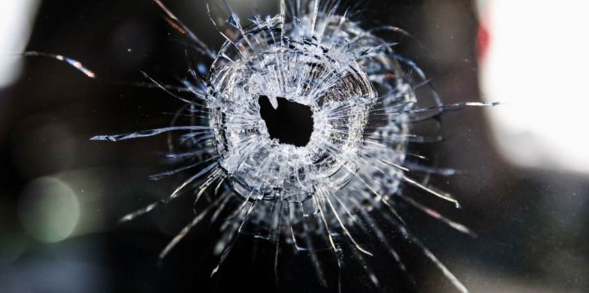 «Αδέσποτη» σφαίρα μέσα σε αμάξι στο κέντρο της πολης- Τραυματίστηκε μια γυναίκα