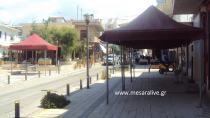 Μέχρι πότε θα παραμένουν τα  σκίαστρα του Δήμου στην πλατεία του Τυμπακίου;