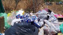 «Μίνι» σκουπιδότοπος δίπλα στους κάδους απορριμμάτων
