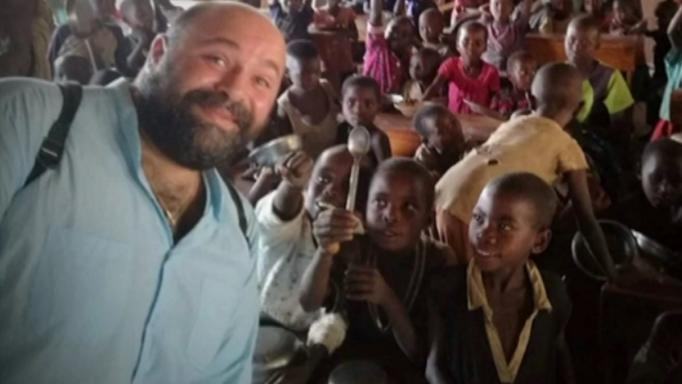 Από τις Αγιες Παρασκιές στο MasterChef – Ο Ιεραπόστολος που μαγειρεύει για παιδάκια στην Αφρική