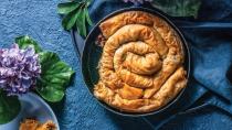 Στριφτές πίτες: Από μανούρι και μελιτζάνα μέχρι λουκάνικο σε 10 πεντανόστιμες εκδοχές