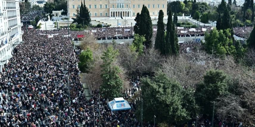 Έγκλημα στα Τέμπη και “επιτελικό” κράτος: Η προπαγάνδα δεν κρύβει τη φούσκα…