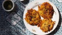 Τηγανίτες πατάτας (latkes) με απάκι και γραβιέρα