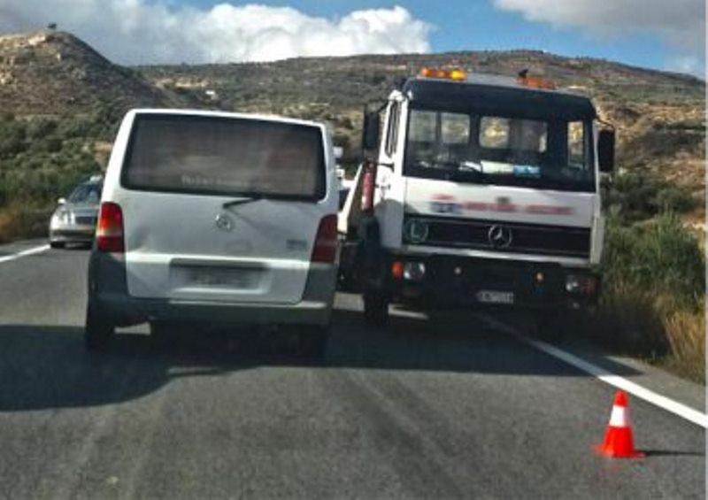 Σύγκρουση φορτηγού και αυτοκινήτου στα Μούλια