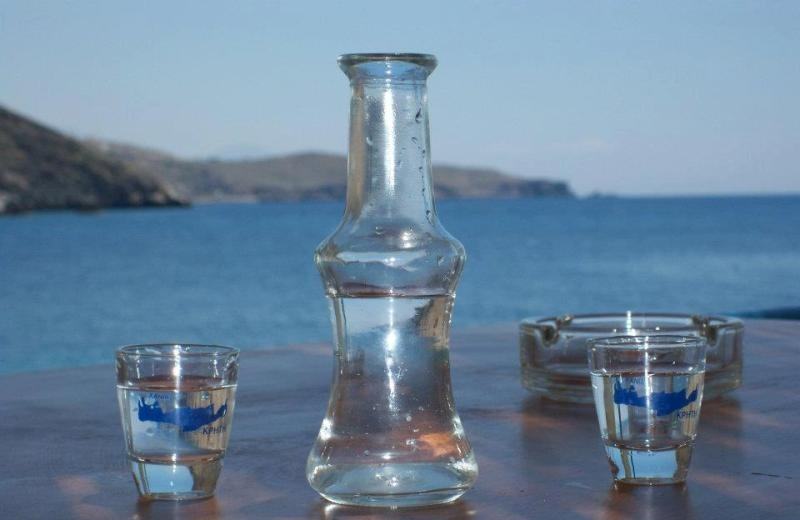 Taste Atlas: Τέσσερα ελληνικά ποτά στα 79 καλύτερα του κόσμου – Αποθέωση για την τσικουδιά!