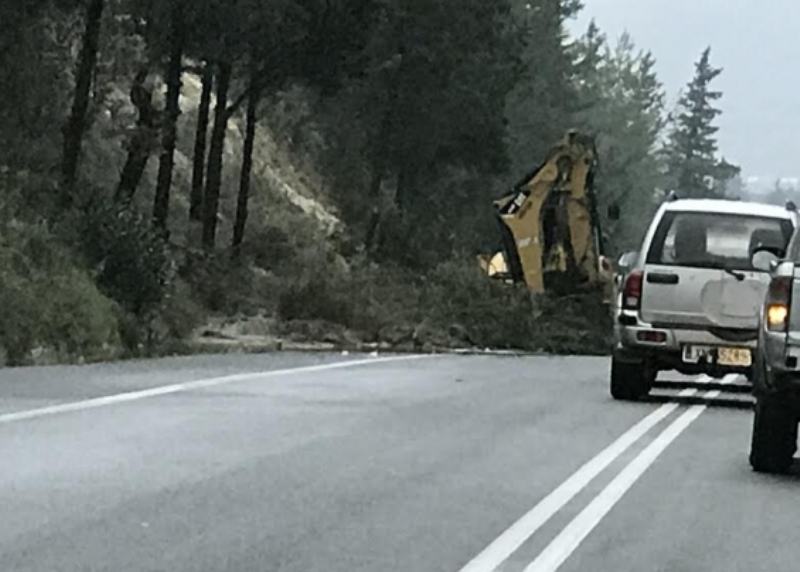 Χωματινος όγκος προκαλεί πρόβλημα στο δρόμο της Αγίας Βαρβάρας