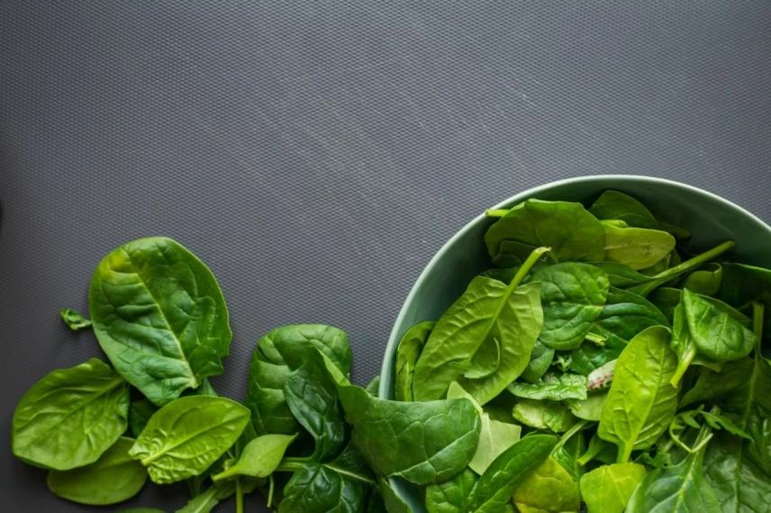 Mood-food: Μία είναι η βιταμίνη για νεανικό και υγιή εγκέφαλο, σύμφωνα με διάσημη γιατρό του Harvard