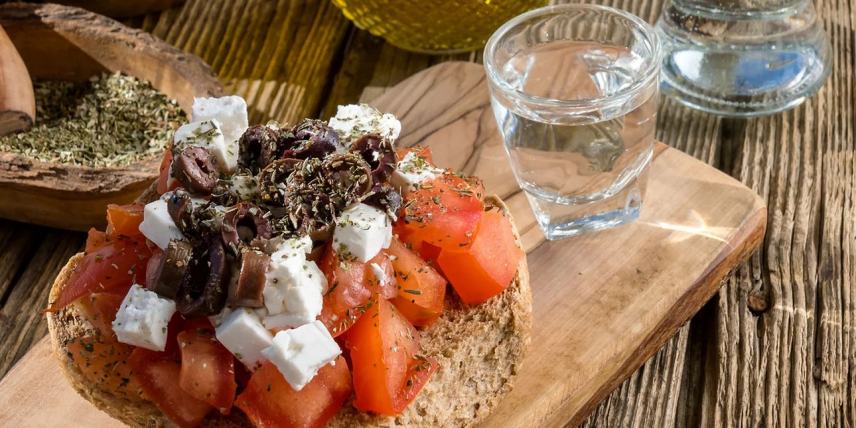 Ντάκος, η καλύτερη σαλάτα του κόσμου σύμφωνα με το TasteAtlas -Ακόμη 5 ελληνικές στην κορυφαία 50άδα