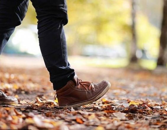 Όσοι περπατούν αργά είναι πιο γερασμένοι σε ηλικία 45 ετών