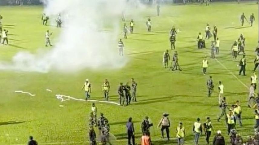 Ινδονησία: Τουλάχιστον 100 νεκροί από επεισόδια σε ποδοσφαιρικό αγώνα