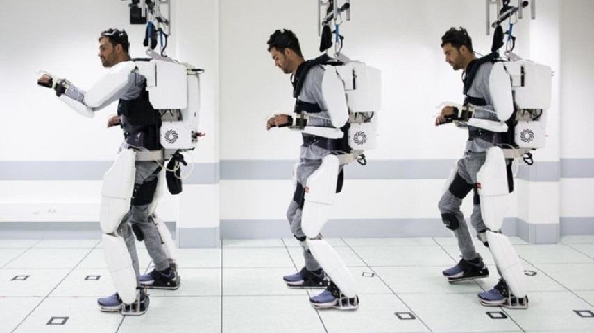 Παράλυτος άνδρας περπατά ξανά με τη βοήθεια ρομποτικού εξωσκελετού, τον οποίο κινεί με τη σκέψη του