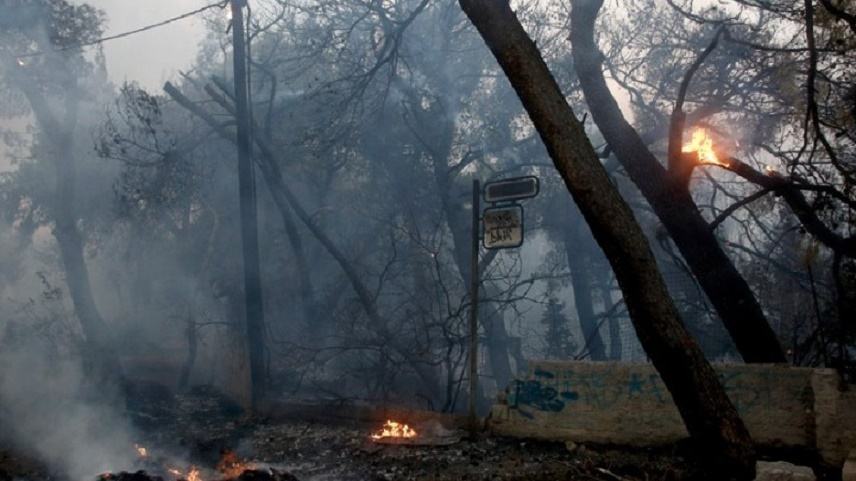 Ελλάδα: Μαίνεται γα δεύτερη μέρα η μεγάλη φωτιά στη Βαρυμπόμπη