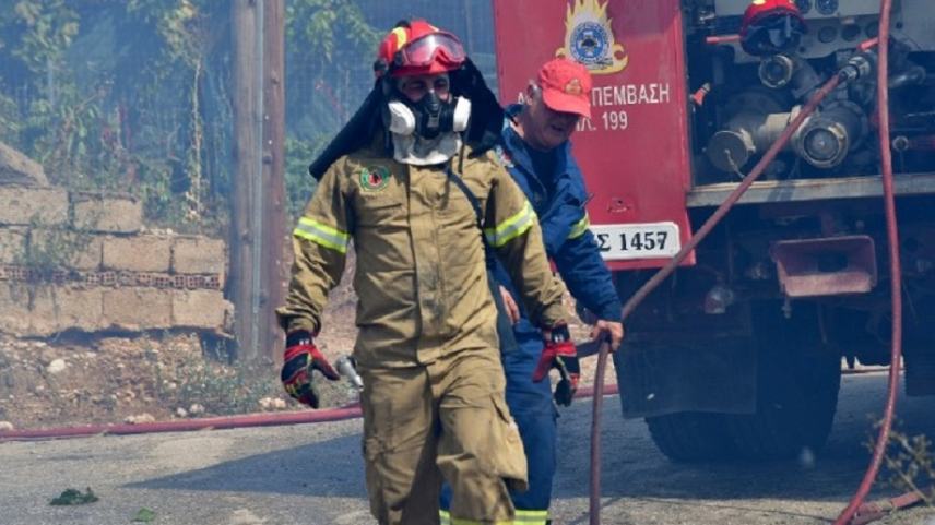 Ολονύκτια μάχη με τιε φλόγες σε πολλές περιοχές της Ελλάδας