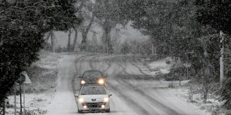 Μετά το μίνι καλοκαίρι, πτώση θερμοκρασίας 12 βαθμών και χιόνι