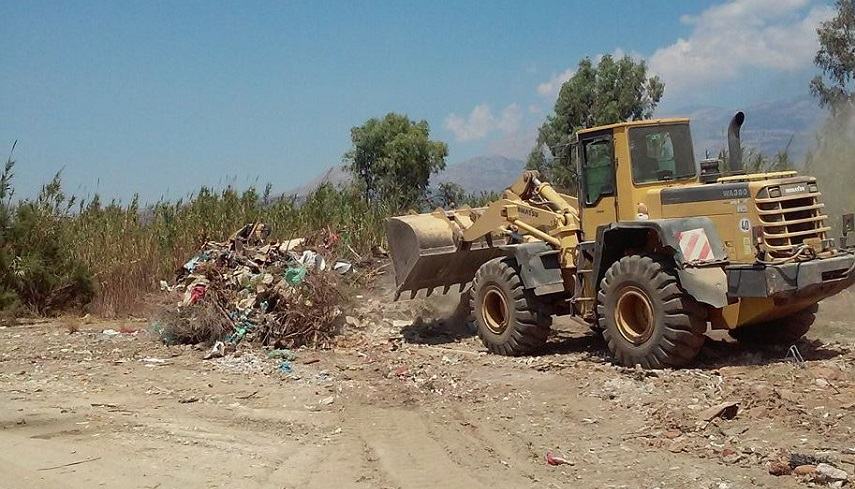 Δύο κοντέινερ σκουπίδια απομακρύνθηκαν από την ανεξέλεγκτη χωματερή στο Τυμπάκι