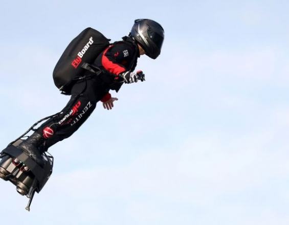 Kατάφερε να διασχίσει τη Μάγχη με Flyboard!