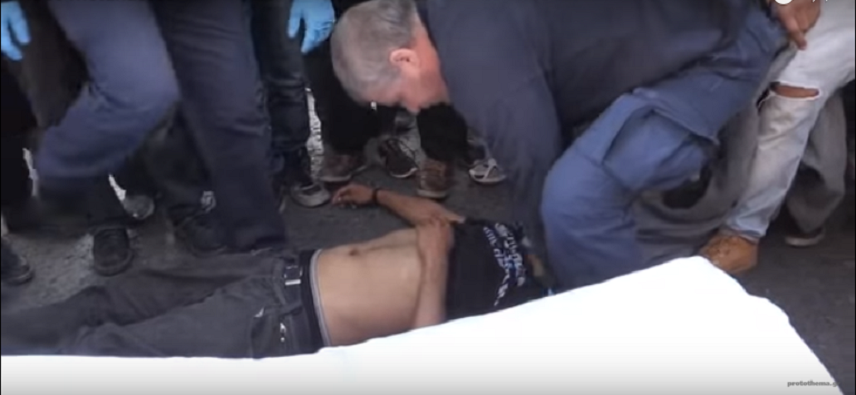 Σοκ: Απόπειρα αυτοκτονίας από μετανάστες στην πλατεία Βικτωρίας (Βίντεο)
