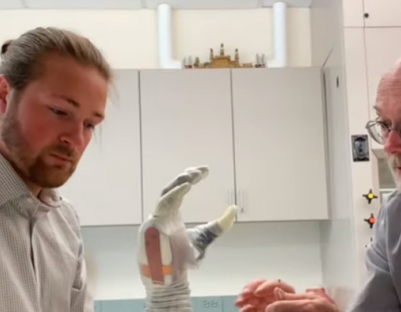 Xέρι - ρομπότ ξαναδίνει σε 32χρονο την αίσθηση της αφής (βίντεο)