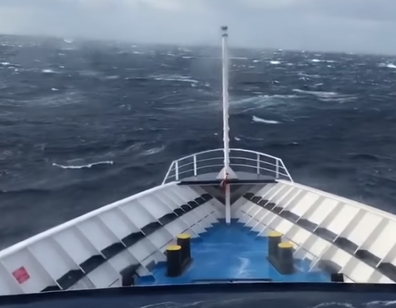 Το πλοίο παλεύει με τα κύματα για να δέσει! (βίντεο)