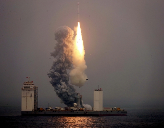 Η Κίνα εκτόξευσε πρώτη φορά πύραυλο από πλοίο