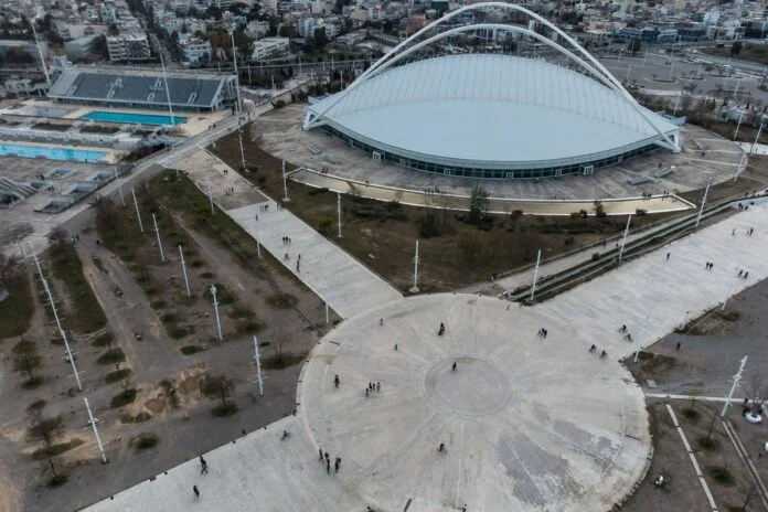 Guardian για στέγαστρο Καλατράβα: «Οι υπεύθυνοι άρχισαν να ψιθυρίζουν το αδιανόητο…»